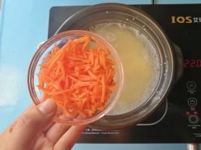 加入胡萝卜丝，加入两滴黑芝麻牛油果油熬煮至粘稠关火出锅