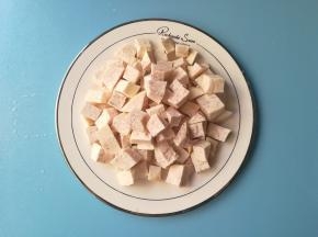 香芋去皮切成丁