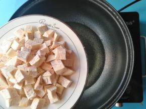 油温7成热芋头入锅至金黄色即可