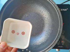 油炸的锅倒出油分，加入清水