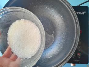 开火倒入细砂糖融化，不停的搅拌，直至稍微稠度，缓缓冒粗气泡时候即可