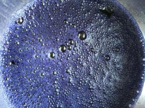 1.把蝶豆花和水放入奶锅中，加热烧开，晾凉后把蝶豆花过滤，取150克蝶豆花水备用。