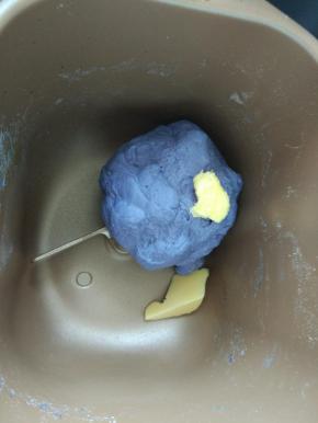 3.时间到了把黄油和盐加入面团中，继续揉面15分钟。