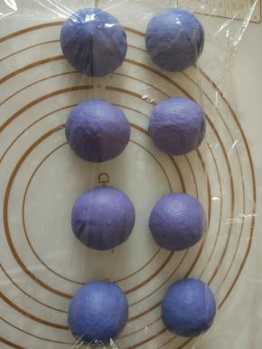 5.把面团平均分成8份揉圆，盖上保鲜膜松弛10分钟。