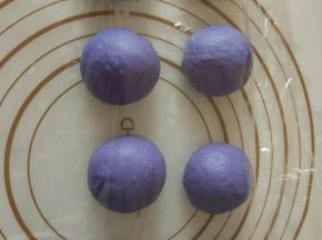 5.把面团平均分成8份揉圆，盖上保鲜膜松弛10分钟。