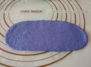 6.取一个面团擀成牛舌状。