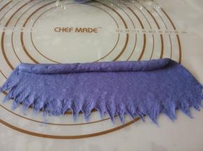 底部黏在硅胶垫上，从顶端卷起。