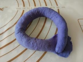 一端按扁，包住另一端捏紧，在翻过来。