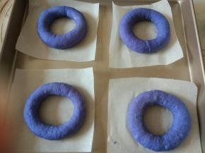 全班包好，底部垫油纸放在烤盘上。