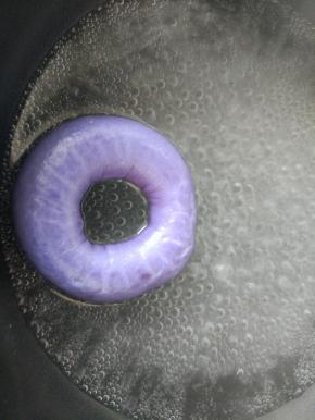 锅里加入水和细砂糖，把贝果胚放入，两面都煮30秒，捞出在放在油纸上。