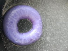 锅里加入水和细砂糖，把贝果胚放入，两面都煮30秒，捞出在放在油纸上。