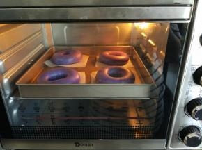 烤箱提前预热180度中层上下火，烤20分钟。