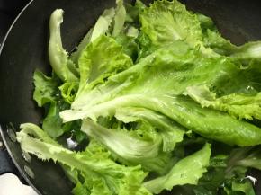 锅烧开水，加水少许盐和食用油，放入生菜