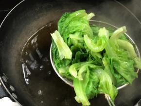 汆烫一下，捞出沥水