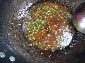 加入葱花，拌匀