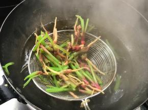 捞出沥水后装盘