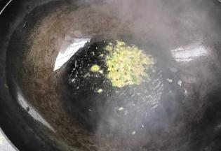 锅烧热油，爆香蒜末