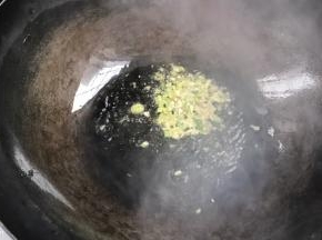 锅烧热油，爆香蒜末