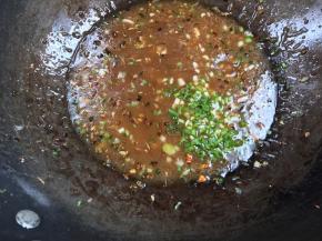 加入葱花，拌匀