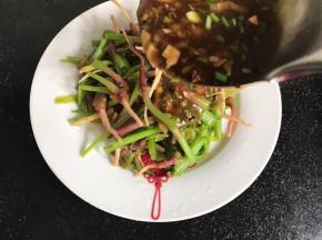 淋入装好盘的菠菜根上即可