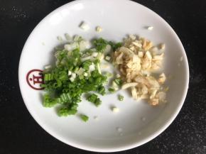 葱、蒜切末备用