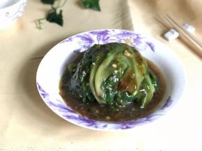 淋入装好盘的生菜上即可