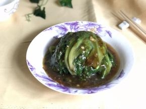 淋入装好盘的生菜上即可
