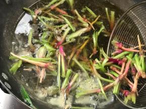 锅烧开水，加入少许盐，放入菠菜根汆烫至熟