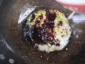 淋入淀粉水勾芡