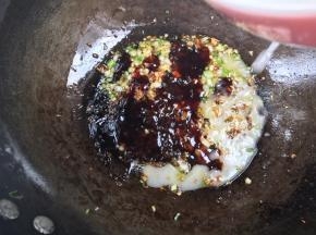 淋入淀粉水勾芡