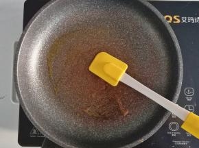 起锅刷上一层牛油果油