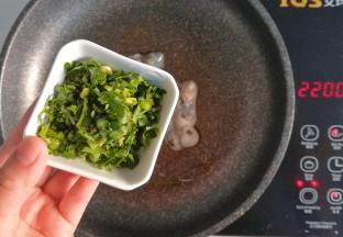 倒入西洋菜炒香