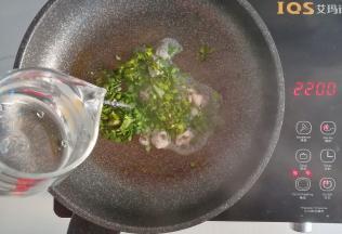 加入少许清水，以免糊锅