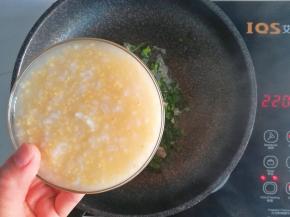 倒入白粥煮5分钟，期间不停的搅拌