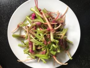 将菠菜根，刷洗干净，备用