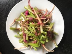 将菠菜根，刷洗干净，备用