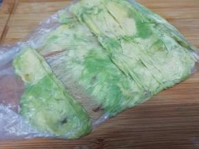 牛油果洗净，将果肉挖出，然后装入保鲜袋中用擀面杖压成泥备用