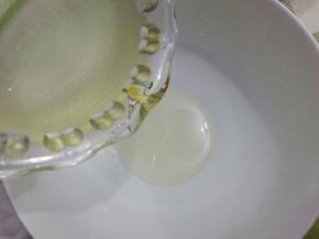 把油放入大碗中