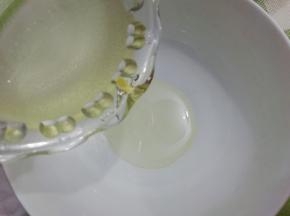 把油放入大碗中