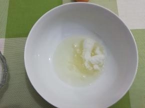 在加入白糖搅拌均匀