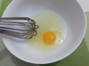 再把鸡蛋打入碗中，用手动打蛋器打到白糖溶化