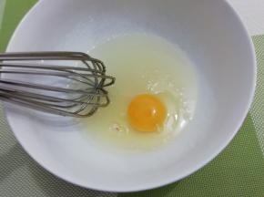 再把鸡蛋打入碗中，用手动打蛋器打到白糖溶化
