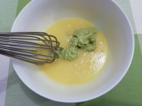 在把牛油果加入搅拌均匀