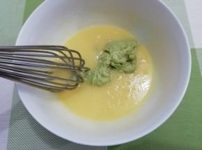 在把牛油果加入搅拌均匀