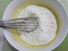 在把过完筛的粉类倒入碗中