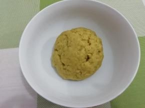 混合均匀 ，揉成面团饧二十分钟