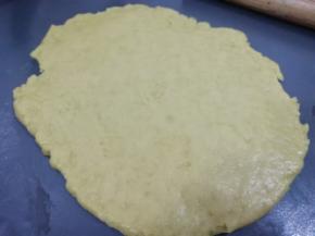 用擀面杖擀成一公分厚