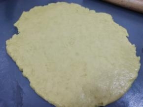 用擀面杖擀成一公分厚