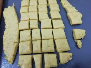 切成自己喜欢的形状，剩下的边缘再揉在一起再切成方块
