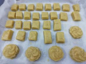 做好放入铺有油纸的烤盘上